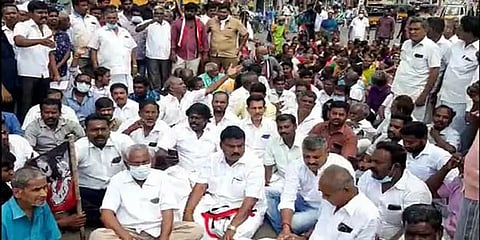 கள்ளக்குறிச்சி தொகுதி அதிமுக வேட்பாளரை மாற்றக்கோரி போராட்டம்: தீக்குளிக்க முயன்ற தொண்டர்!