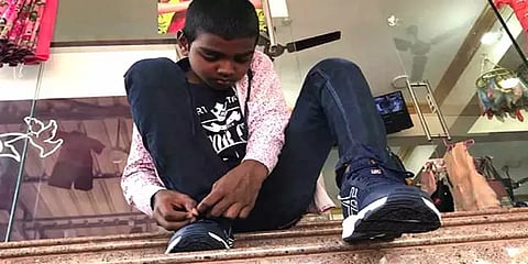 ‘இது ராகுல்காந்தி வாங்கித்தந்த ஷூ’ : வைரலாகும் கன்னியாகுமரி மாணவனின் போட்டோ