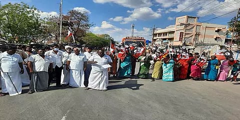 "உள்ளூர் காரருக்கு வாய்ப்பளியுங்கள்” - துறையூரில் அதிமுக தொண்டர்கள் போராட்டம்