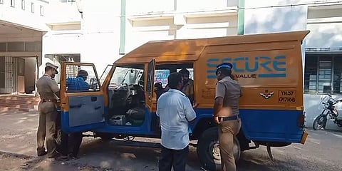 செங்கல்பட்டு: ஆவணமின்றி எடுத்துச் செல்லப்பட்ட 1.08 கோடி பணம் தேர்தல் படையினரால் பறிமுதல்