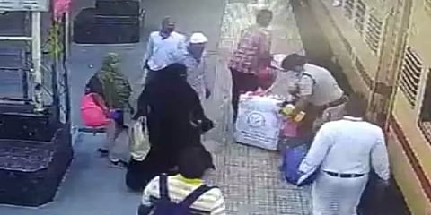 தெலங்கானா: ரயில் தடத்தில் சிக்கிக் கொண்ட சிறுவன்... பத்திரமாக மீட்ட பாதுகாப்புப்படை வீரர்