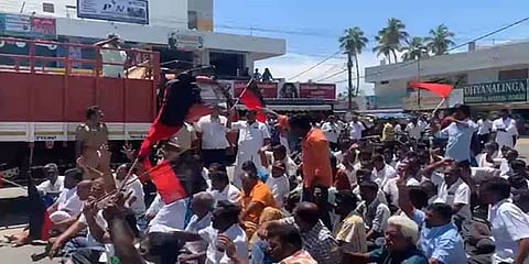 பட்டாசுடன் காத்திருந்த ஆதரவாளர்கள் ஏமாற்றம் பர்கூர் திமுக வேட்பாளரை மாற்றக் கோரி போராட்டம்