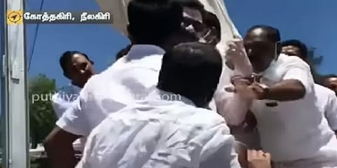 நீலகிரியில் எம்.ஜி.ஆர் சிலைக்கு மரியாதை செய்வதில் போட்டி - அதிமுகவினர் இடையே கைகலப்பு