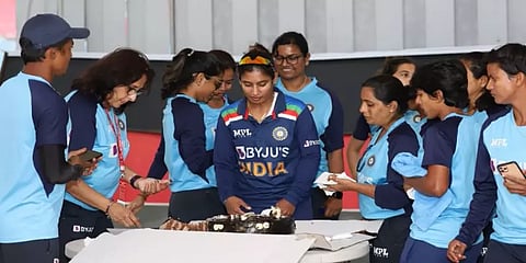 10 ஆயிரம் ரன்களை கடந்த மித்தாலி ராஜ்... கேக் வெட்டி கொண்டாடிய வீராங்கனைகள்!