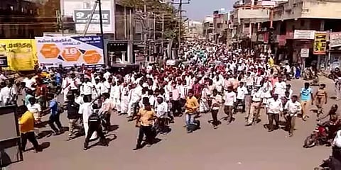 கள்ளக்குறிச்சி: அதிமுக வேட்பாளரை மாற்றக் கோரி 3வது நாளாக சாலை மறியல் போராட்டம்