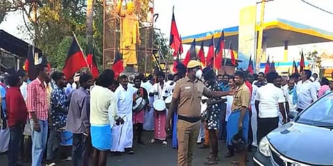 தேர்தல் விதி மீறில்: திமுக அதிமுக தொண்டர்கள் மீது காவல் நிலையத்தில் வழக்குப்பதிவு