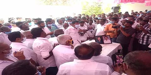 ”கட்சிக்காக உழைத்த என்னை எச்சில் இலைபோல் தூக்கி எறிவது ஏன்?” - கலங்கிய தோப்பு வெங்கடாசலம்