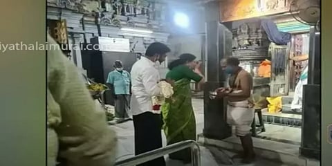 மகாசிவராத்திரியில் சென்னை அகஸ்தீஸ்வரர் கோவிலில் சாமி தரிசனம் செய்த சசிகலா!