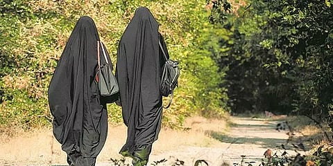 புர்கா அணிய தடை விதிக்கவும், இஸ்லாமிய பள்ளிகளை மூடவும் இலங்கை அரசு நடவடிக்கை