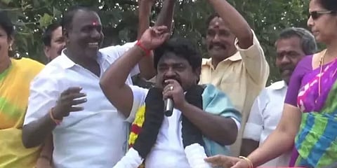 ”இரட்டை இலைக்கு வாக்களியுங்கள்” - பழைய நினைப்பில் அதிமுகவுக்கு ஓட்டு கேட்ட அமமுக வேட்பாளர்