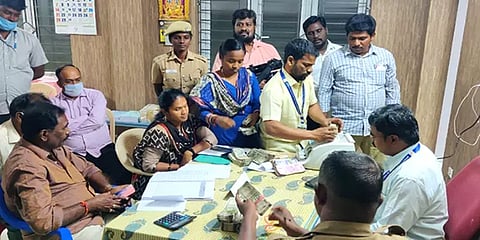 சென்னை: பறக்கும் படை வாகன சோதனையில் சிக்கிய ரூ. 10லட்சம் பறிமுதல்