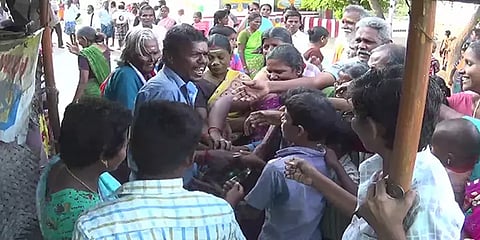 அமைச்சர் வரவேற்பின் போது எவர்சில்வர் தட்டுக்காக பொதுமக்கள் சண்டையிட்டதால் சலசலப்பு