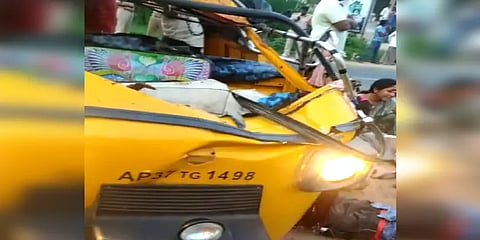 ஆட்டோ மீது அடையாளம் தெரியாத வாகனம் மோதி விபத்து: 5 கூலித் தொழிலாளர்கள் உயிரிழப்பு