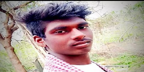 மதுரை: இருசக்கர வாகனம் மீது வேன் மோதிய விபத்தில் இரண்டு வாலிபர்கள் உயிரிழப்பு