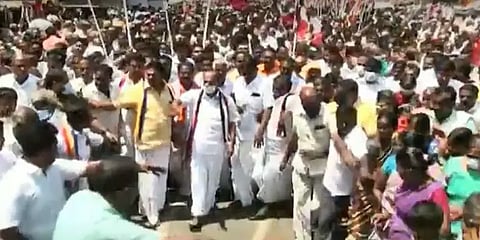 முடிவுக்கு வந்ததா கொரோனா பரவல்? - வேட்புமனு தாக்கலுக்கு ஊரையே திரட்டி வரும் அமைச்சர்கள்!