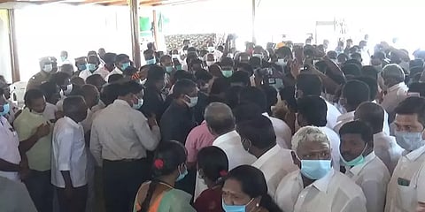 முதல்வர் பங்கேற்ற கூட்டத்தில் திருட முயன்ற நபர்... காவலர் பிடியில் இருந்து தப்பி ஓட்டம்