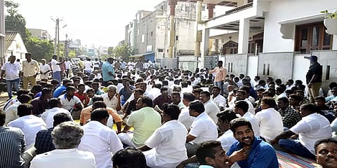 "அரசியலில் இருந்து விடுபடுகிறோம்": பண்ருட்டி எம்எல்ஏ வீட்டின் முன்பு குவிந்த ஆதரவாளர்கள்