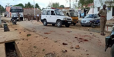 மதுரையில் அனுமதியின்றி வைக்கப்பட்ட தேவர்சிலை: போராட்டக்காரர்கள்-போலீஸ் இடையே மோதல்