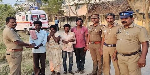 மகளின் உடலை அடக்கம் செய்ய உதவி: காவல் ஆய்வாளரின் காலில் விழுந்து நன்றி தெரிவித்த தந்தை