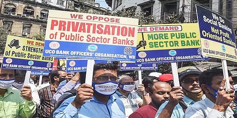 வங்கி ஊழியர் சங்கத்தினர் 2-வது நாளாக வேலை நிறுத்தம்