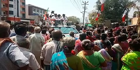 'போனமுறை வந்தவரு இப்பதான் வர்றாரு' : திண்டுக்கல் சீனிவாசனை முற்றுகையிட்ட மக்கள்