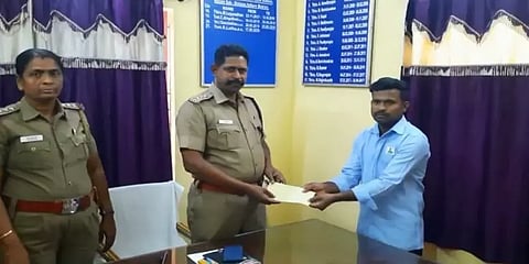 தி.மலை: கீழே கிடந்த ரூ.10,000-ஐ காவலர்களிடம் ஒப்படைத்த ஓட்டல் ஊழியருக்கு பாராட்டு!