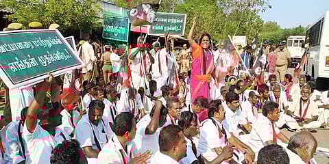 ”ஆலங்குடி வேட்பாளரை மாற்றுங்கள்”- முதல்வரிடம் கோரிக்கை வைக்க காத்திருந்த அதிமுக தொண்டர்கள்