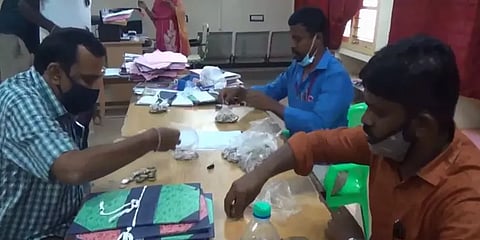 ’ஆயிரம் 10 ரூபாய் நாணயங்கள்’ - வேட்புமனு தாக்கலில் வித்தியாசம் காட்டிய சுயேட்சை வேட்பாளர்!