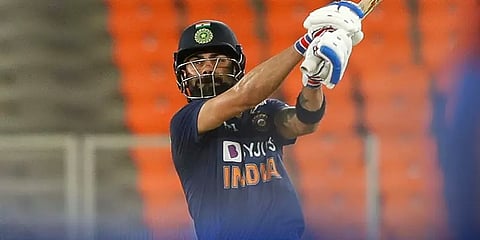 சரிந்த விக்கெட்டுகள்... தனி ஒருவனாக வானவேடிக்கை காட்டிய விராட் கோலி!