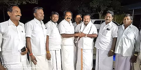 கட்சியில் புதிதாய் இணைந்தவருக்கு சீட்டா... விரக்தியில் வேட்டியை எரித்த அதிமுக நிர்வாகி!