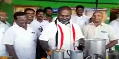 தேநீர் தயாரித்து பொதுமக்களுக்கு வழங்கிய அமைச்சர் ஆர்.பி.உதயகுமார்