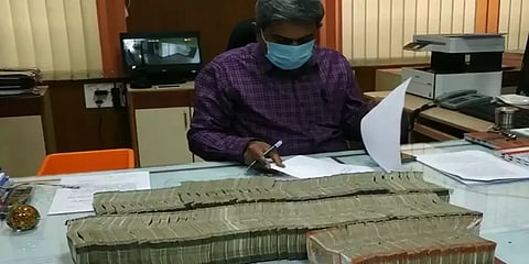 ஈரோடு: ஆவணங்கள் இல்லாததால் ஏடிஎம்களில் நிரப்ப கொண்டு செல்லப்பட்ட ரூ40 லட்சம் பறிமுதல்