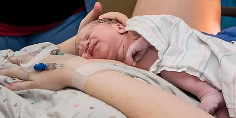 அமெரிக்காவில் கொரோனா நோய் எதிர்ப்பு சக்தியுடன் பிறந்த முதல் குழந்தை