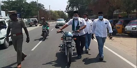 பெட்ரோல் விலை உயர்வை கண்டித்து வேட்புமனு தாக்கலுக்கு பைக்கை தள்ளிக்கொண்டு வந்த வேட்பாளர்