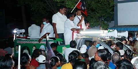 தள்ளுமுள்ளு, வாகனம் கோளாறு... தடங்கல்களைத் தாண்டி பரப்புரையைத் தொடங்கிய ஓபிஎஸ்!