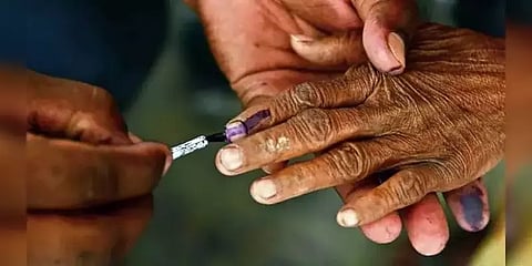 வித்தியாசமான முறையில் வேட்புமனுவை தாக்கல் செய்த வேட்பாளர்கள்!