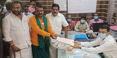 ரூ.10, ரூ.20 நோட்டுகள்; ரூ.5, ரூ.2 நாணயங்கள்... - எல்.முருகன் செலுத்திய வைப்புத்தொகை!