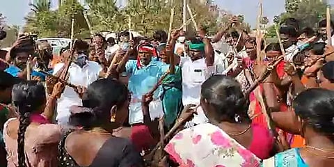 மக்களுடன் கோலாட்டம் ஆடி வாக்கு சேகரிப்பில் ஈடுபட்ட அமைச்சர் விஜயபாஸ்கர்