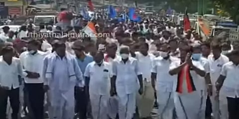 எடப்பாடி: 2 கி.மீ தூரம் 2 ஆயிரம் பேருடன் நடந்து வந்து திமுக வேட்பாளர் வேட்புமனு தாக்கல்