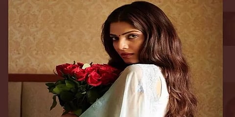 ’பூக்களே சற்று ஓய்வெடுங்கள்’ - மாளவிகா மோகனனின் க்யூட் போட்டோஷூட்!