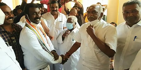 கைகுலுக்கிய எதிரெதிர் துருவங்கள்! - விஜய் வசந்த் - பொன்.ராதாகிருஷ்ணன் பரஸ்பரம் வாழ்த்து