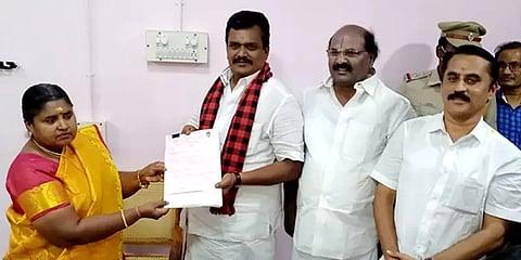 கடந்த 2 ஆண்டுகளில் குறைந்த தங்க தமிழ்ச்செல்வனின் சொத்து மதிப்பு- வேட்புமனுவில் முழு விவரம்