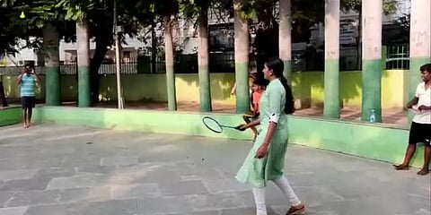 பேட்மின்டன் விளையாடியபடி வாக்கு சேகரித்த ம.நீ.ம பத்மப்ரியா!