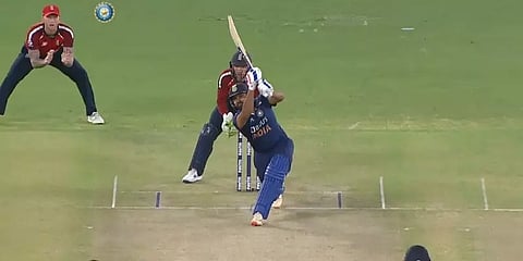 இந்தியா நிதான ஆட்டம்: முதல் பந்திலே சிக்ஸர் விளாசிய ரோகித் சர்மா, சூர்யகுமார் யாதவ்