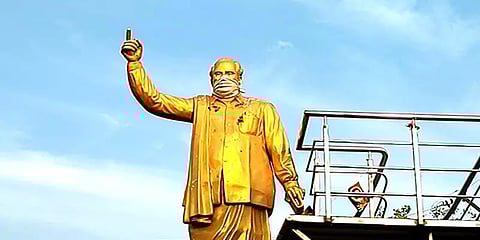 ராமநாதபுரம்: வெள்ளைத்துணியால் அண்ணா சிலைக்கு மாஸ்க் அணிவித்த மர்ம நபர்கள்!