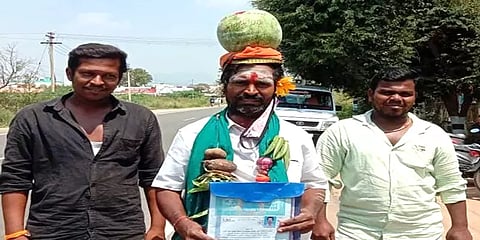 தலையில் பூசணிக்காய், கழுத்தில் காய்கறி மாலை - நூதன முறையில் சுயேச்சை வேட்புமனு தாக்கல்