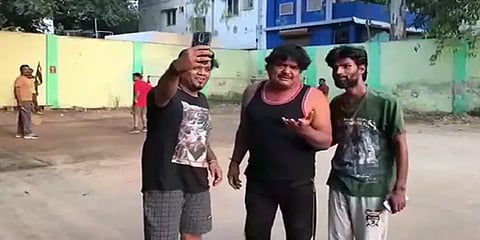 கோவை: நடைபயிற்சி மேற்கொண்டவாறு வாக்கு சேகரித்த நடிகர் மன்சூர் அலிகான்