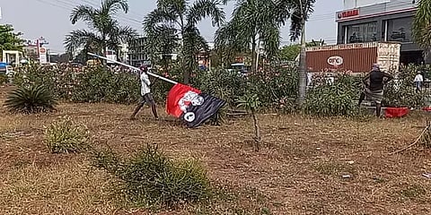 பெரம்பலூருக்கு முதல்வர் வருகை: அனுமதி இன்றி வைக்கப்பட்டிருந்த அதிமுக கொடிகள் அகற்றம்