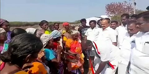 விவசாயிகளின் காலில் விழுந்து வாக்கு சேகரித்த அமைச்சர் ஆர்.பி.உதயகுமார்