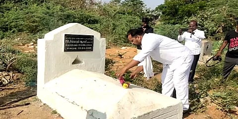 சமாதிகளுக்கு மாலையிட்டு இடுகாட்டில் இருந்து பரப்புரையை துவங்கிய மநீம வேட்பாளர்